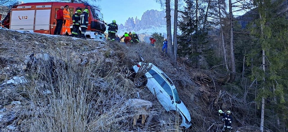 Auto esce di strada e precipita per circa 50 metri lungo una scarpata: sul posto i vigili del fuoco, paura a Tires